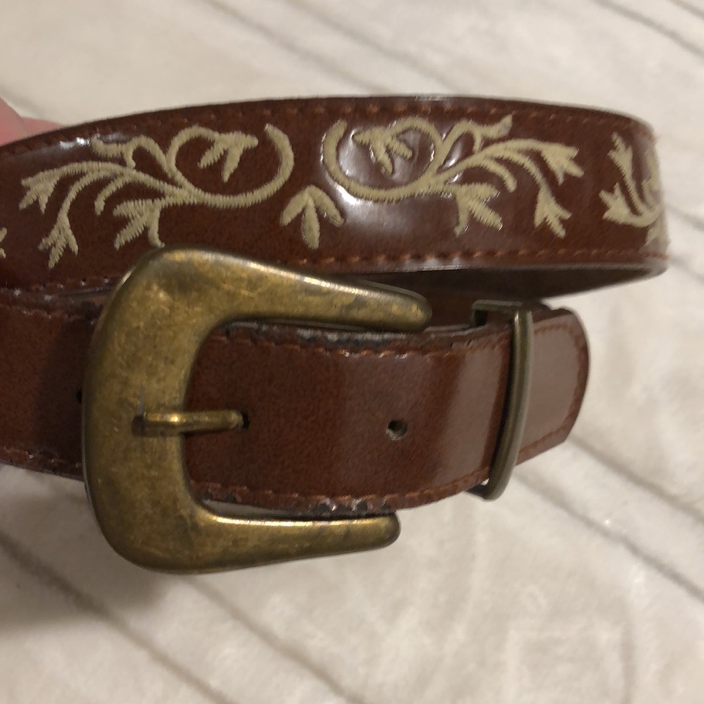 Beautiful brown leather belt w/ cream embroidered vines. 36” leather, buckle 2”.